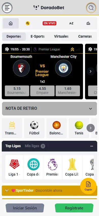 Pantalla vertical de teléfono con un partido de fútbol abierto, la nota de retiro plegada arriba y una fila de ligas destacadas al pie.